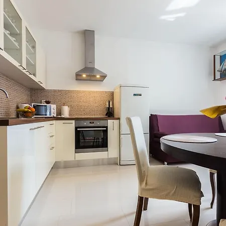 Drago 2br Apt. In Old Town